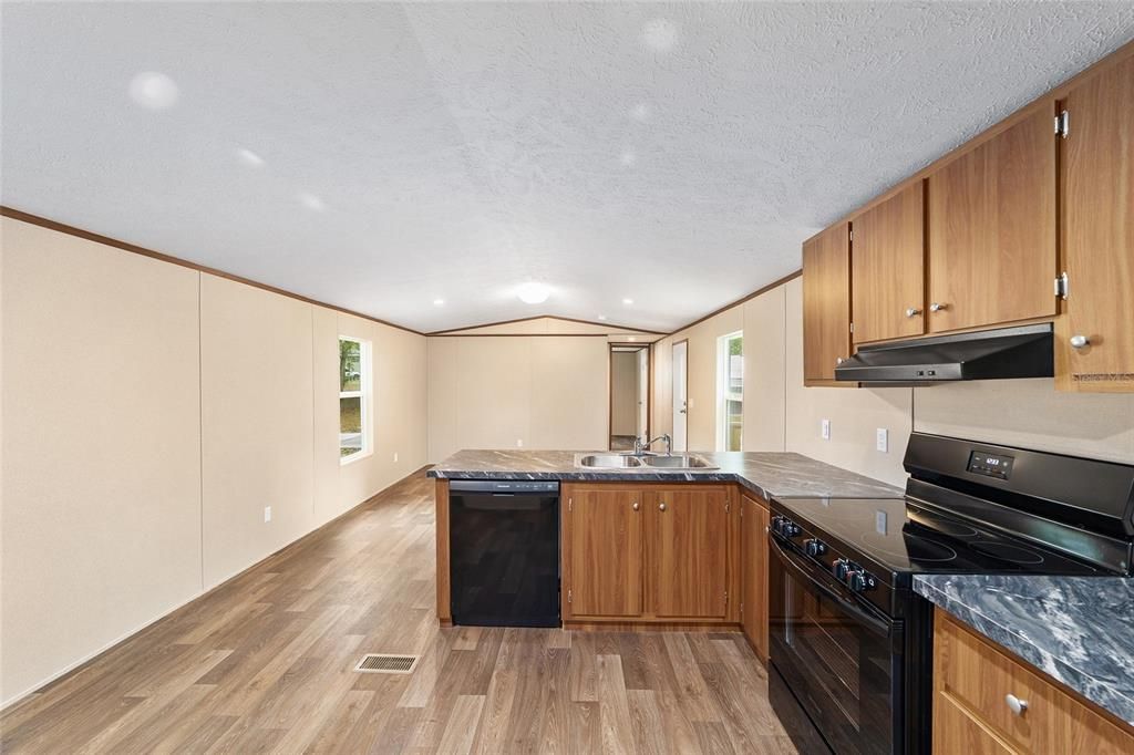 For Sale: $195,000 (2 beds, 2 baths, 820 Square Feet)