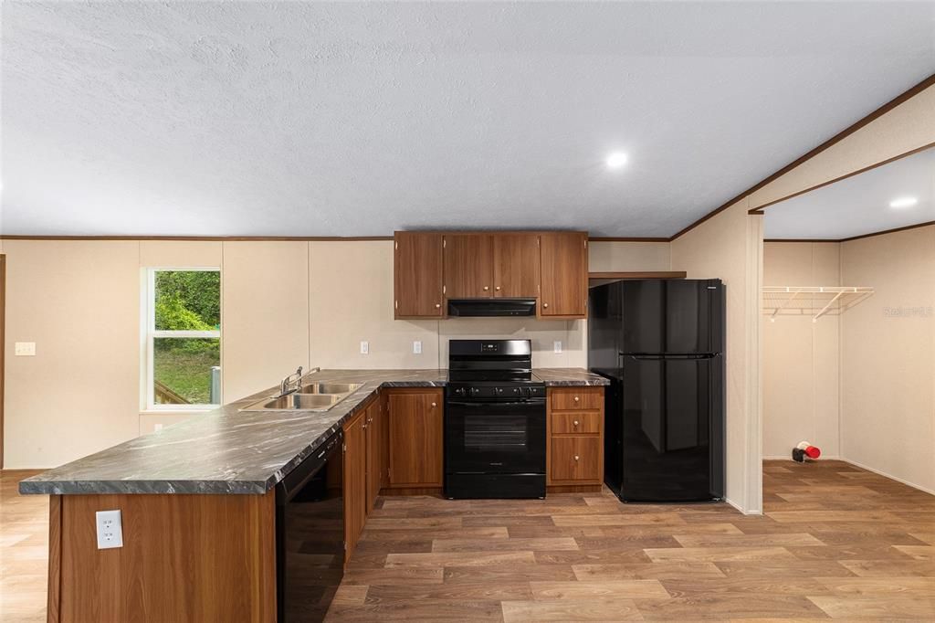 For Sale: $195,000 (2 beds, 2 baths, 820 Square Feet)