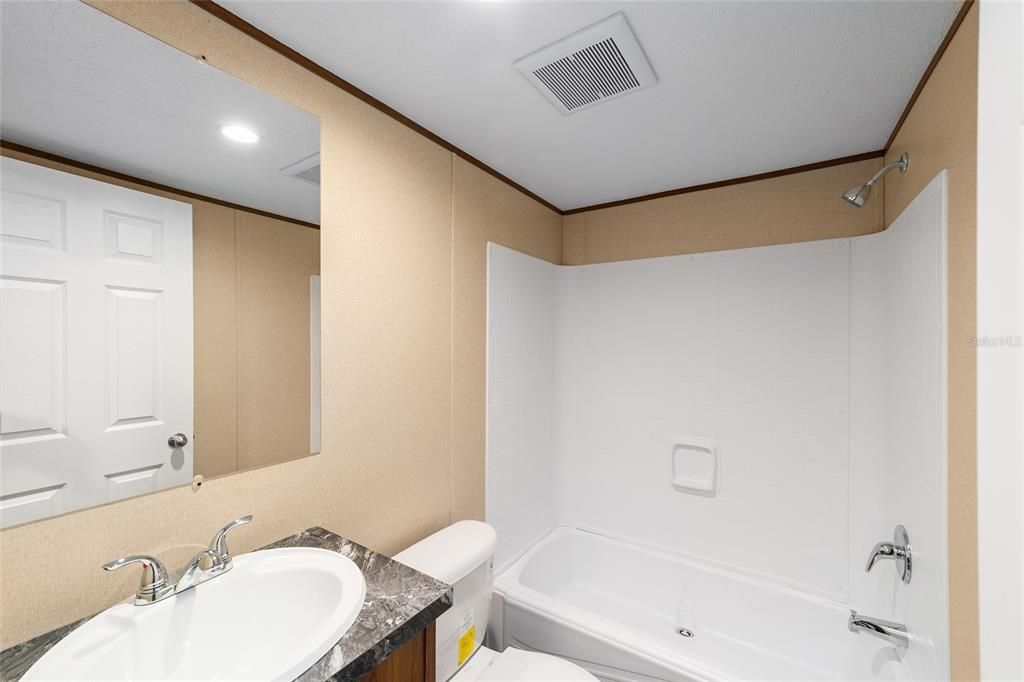 For Sale: $195,000 (2 beds, 2 baths, 820 Square Feet)