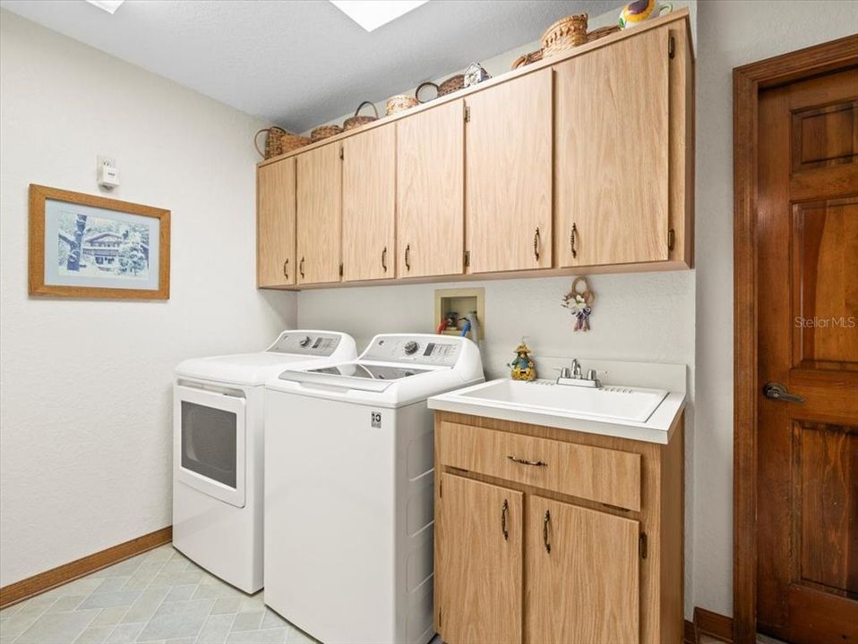 En Venta: $399,000 (3 camas, 2 baños, 2199 Pies cuadrados)