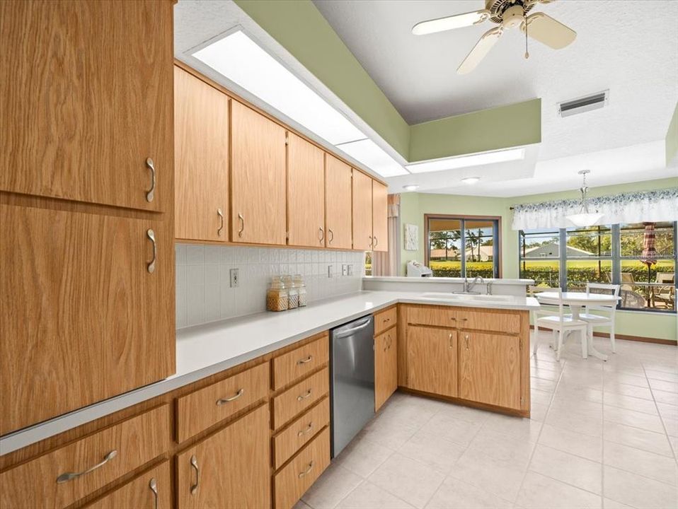 En Venta: $399,000 (3 camas, 2 baños, 2199 Pies cuadrados)