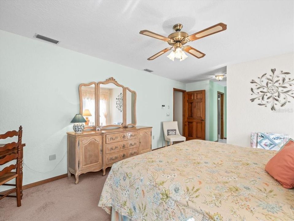 En Venta: $399,000 (3 camas, 2 baños, 2199 Pies cuadrados)