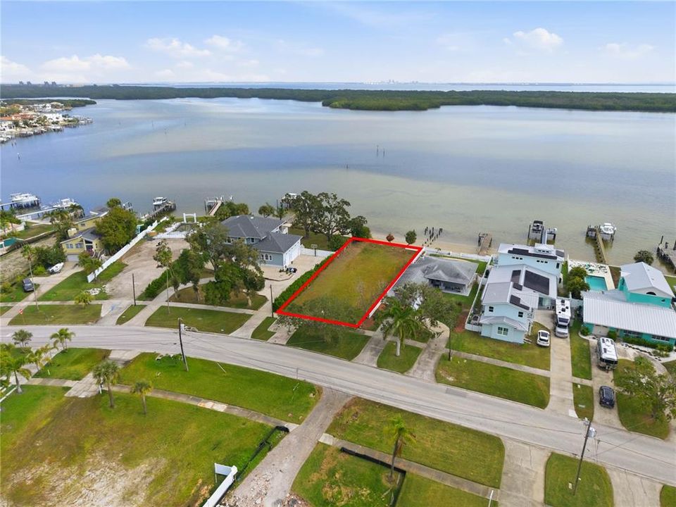 На продажу: $1,550,000 (0.23 acres)