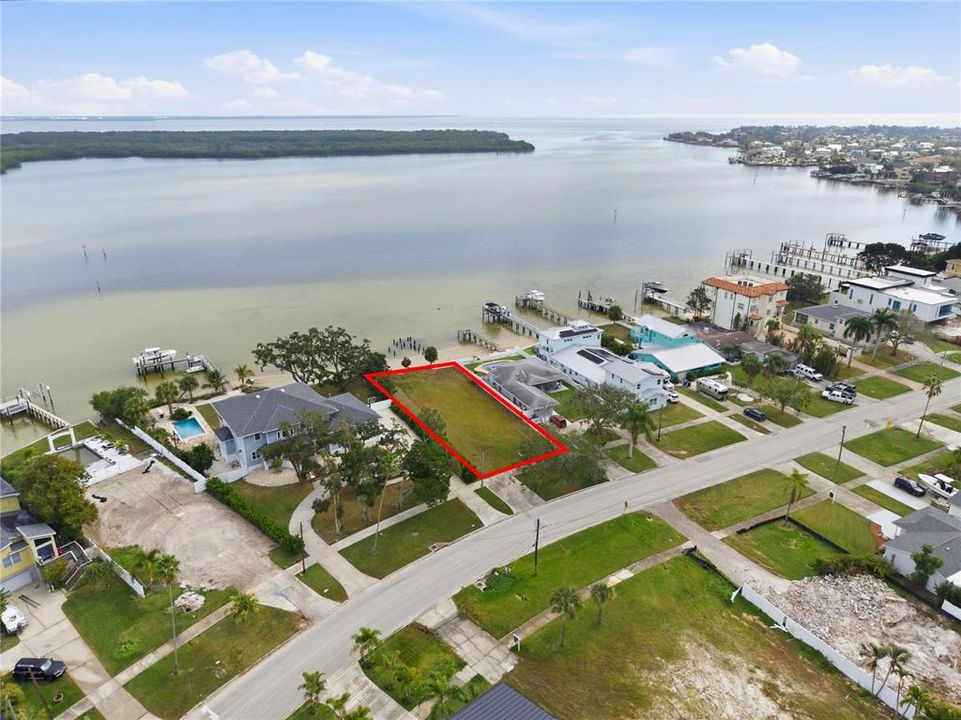 На продажу: $1,550,000 (0.23 acres)