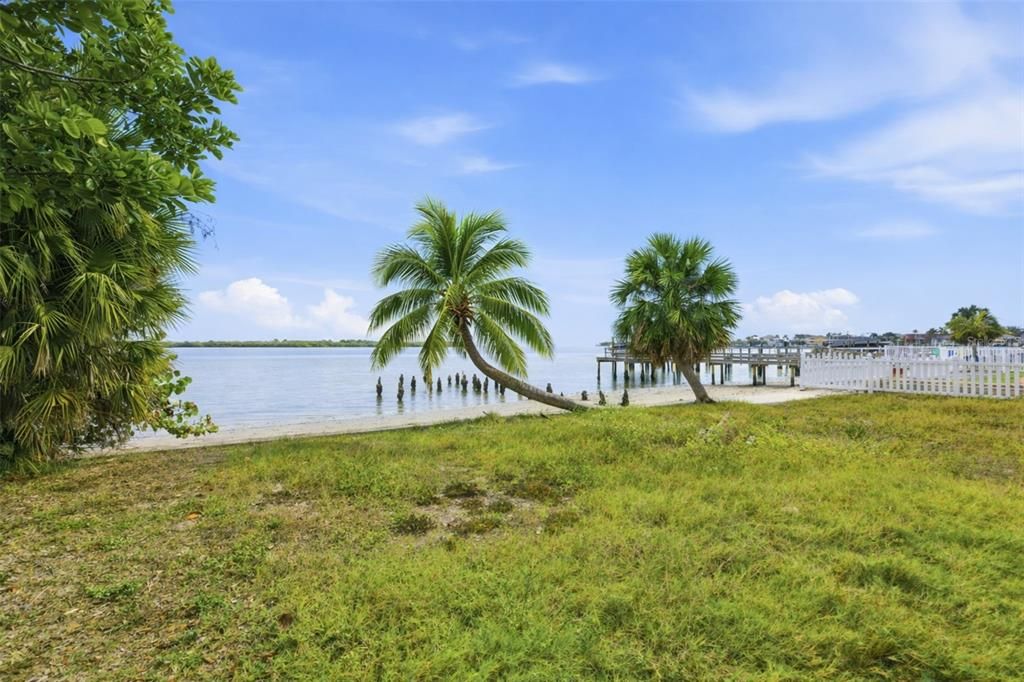 На продажу: $1,550,000 (0.23 acres)