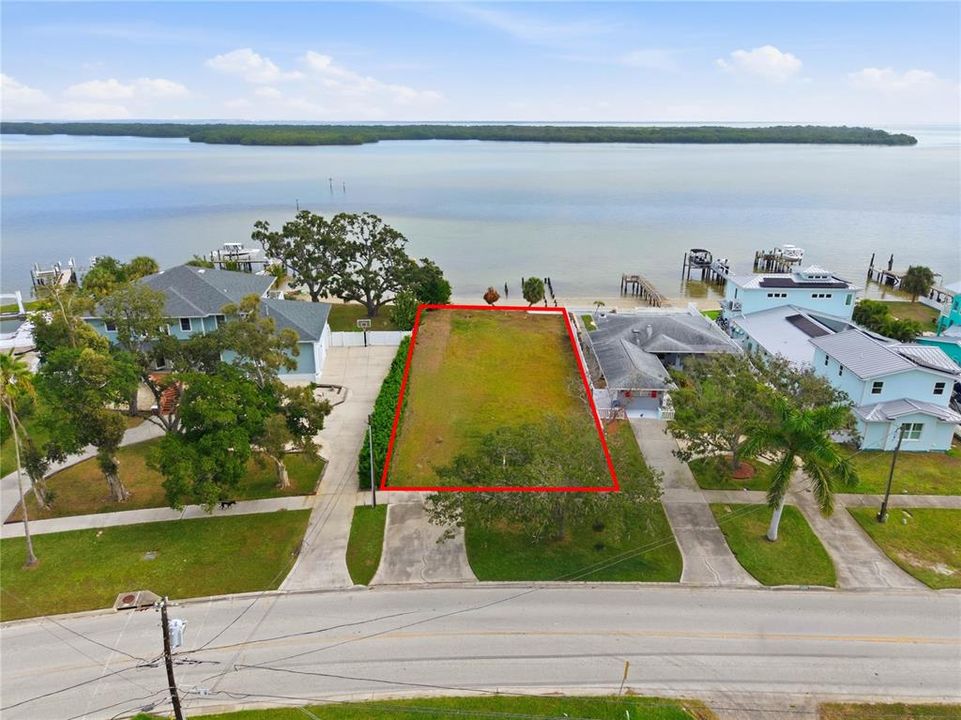 На продажу: $1,550,000 (0.23 acres)