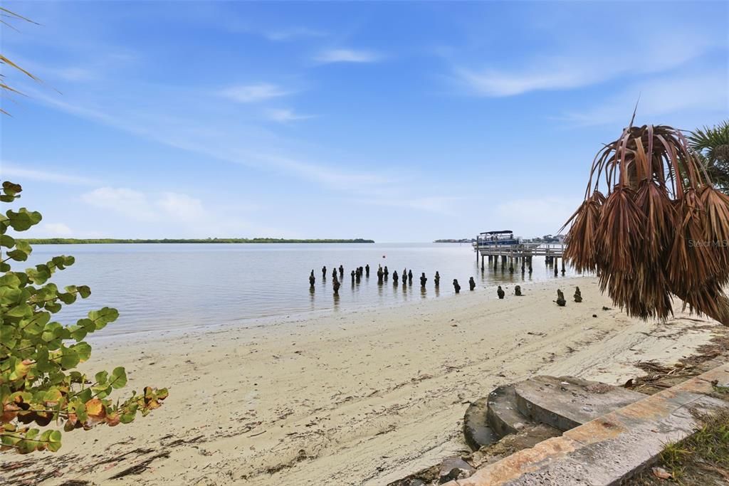 На продажу: $1,550,000 (0.23 acres)
