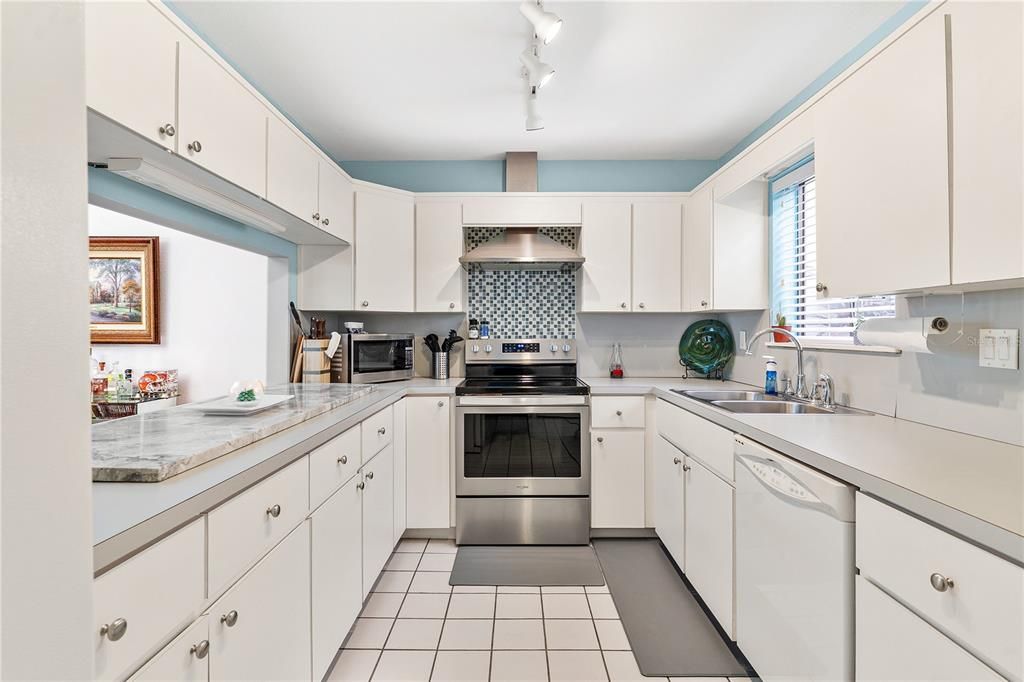 待售: $299,900 (3 贝兹, 2 浴室, 1928 平方英尺)