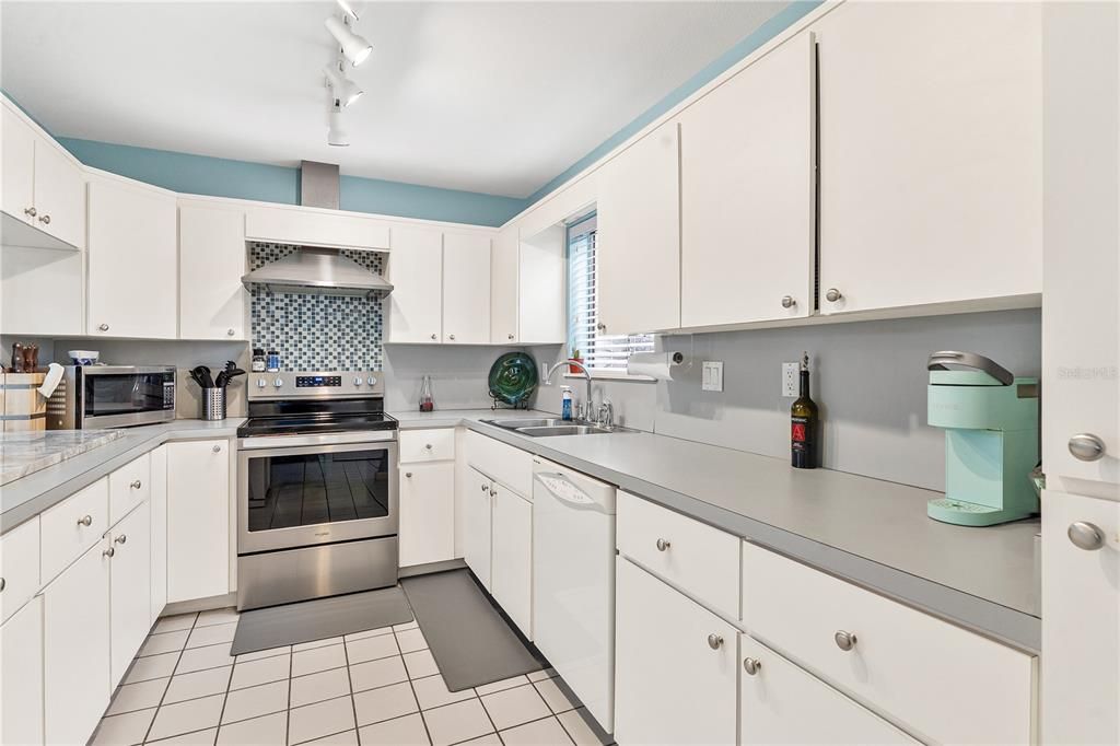 待售: $299,900 (3 贝兹, 2 浴室, 1928 平方英尺)