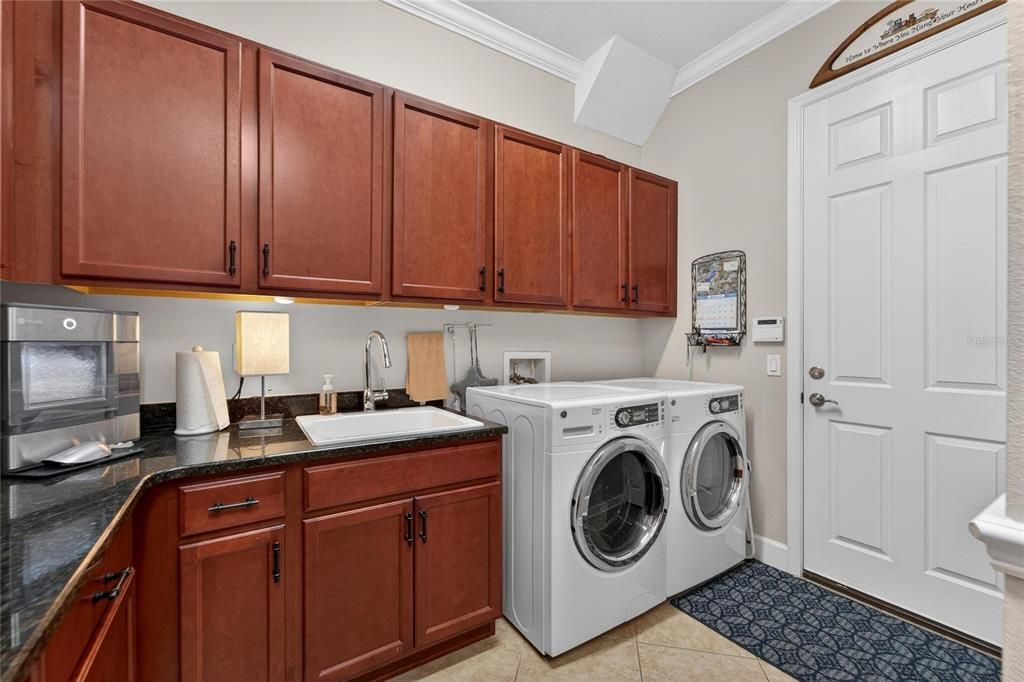 For Sale: $529,000 (3 beds, 3 baths, 2547 Square Feet)