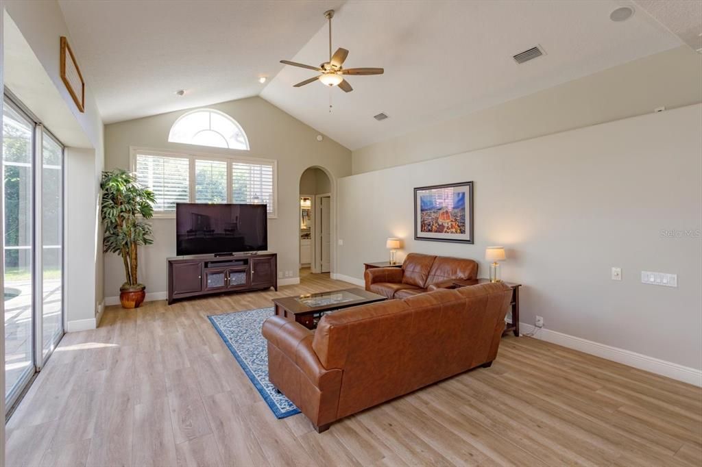 En Venta: $1,200,000 (5 camas, 4 baños, 3385 Pies cuadrados)