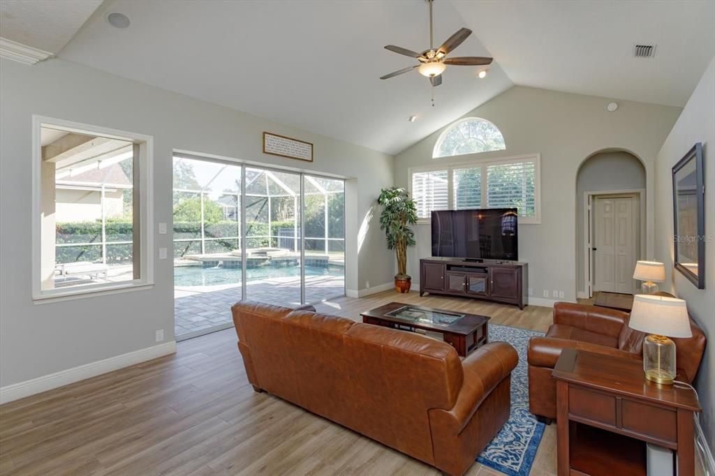 En Venta: $1,200,000 (5 camas, 4 baños, 3385 Pies cuadrados)