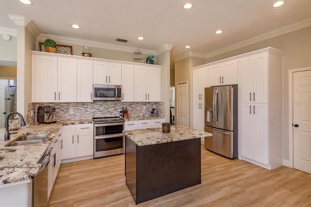 En Venta: $1,200,000 (5 camas, 4 baños, 3385 Pies cuadrados)