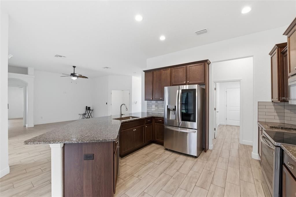 На продажу: $440,000 (3 спален, 2 ванн, 1967 Квадратных фут)