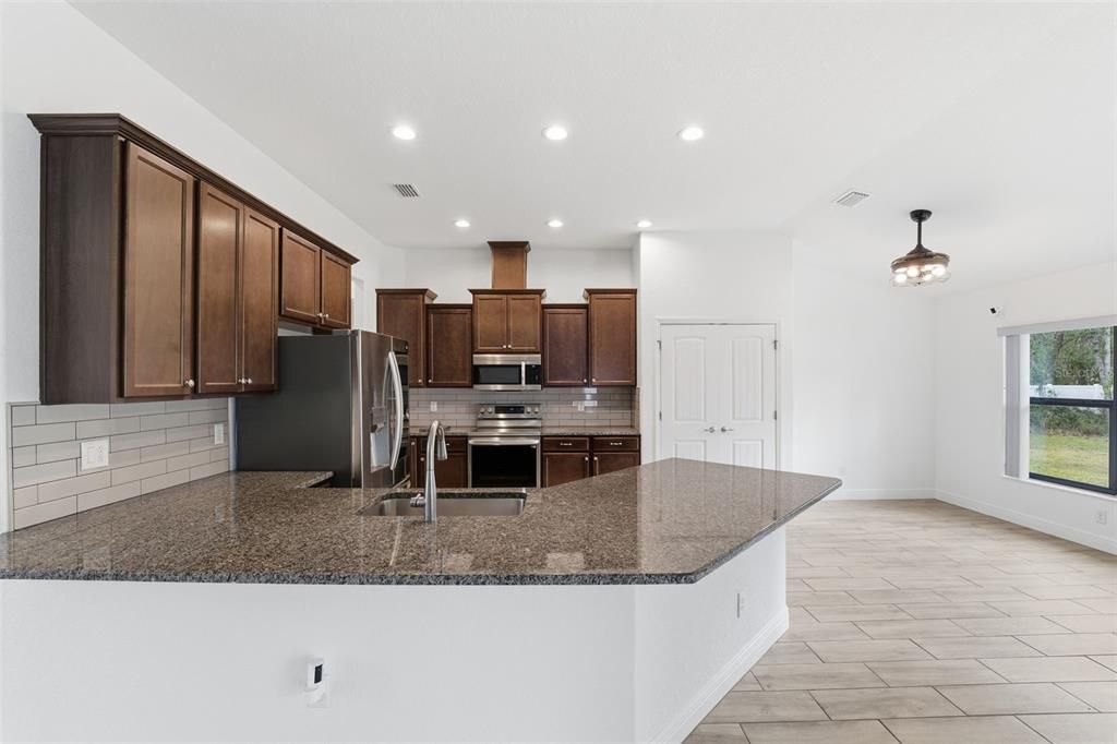 На продажу: $440,000 (3 спален, 2 ванн, 1967 Квадратных фут)