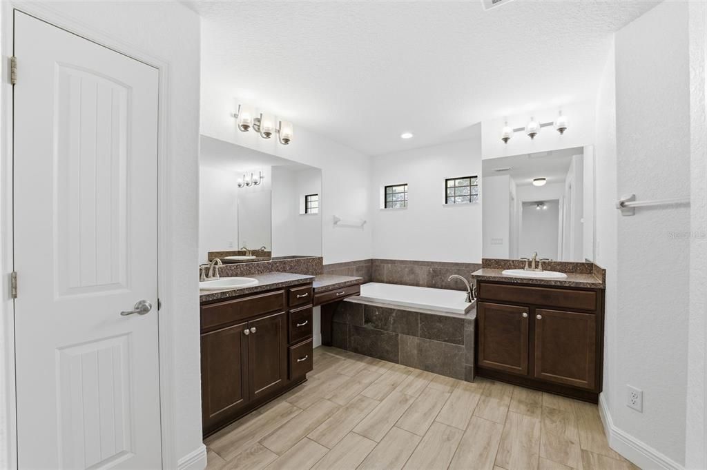 На продажу: $440,000 (3 спален, 2 ванн, 1967 Квадратных фут)