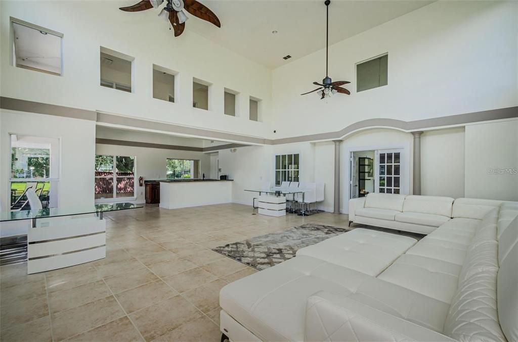 待售: $138,000 (1 贝兹, 1 浴室, 593 平方英尺)