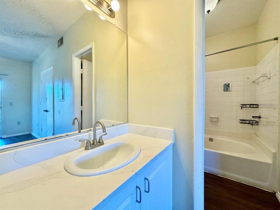 待售: $138,000 (1 贝兹, 1 浴室, 593 平方英尺)