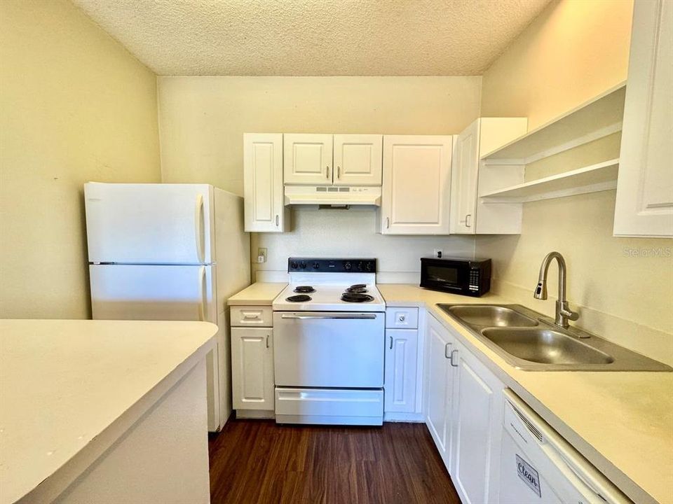 待售: $138,000 (1 贝兹, 1 浴室, 593 平方英尺)