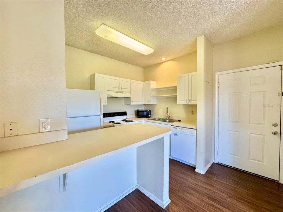 待售: $138,000 (1 贝兹, 1 浴室, 593 平方英尺)