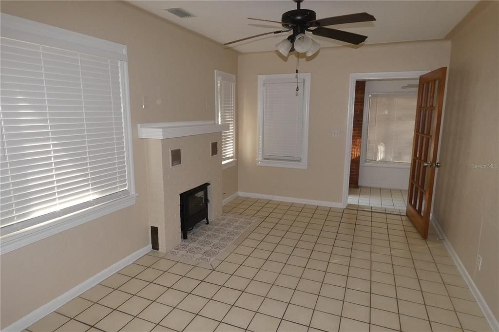 出租: $1,995 (2 贝兹, 1 浴室, 841 平方英尺)