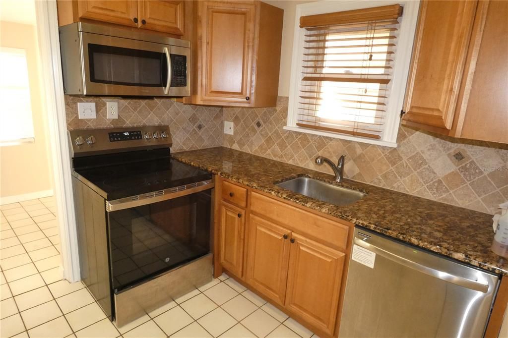 出租: $1,995 (2 贝兹, 1 浴室, 841 平方英尺)