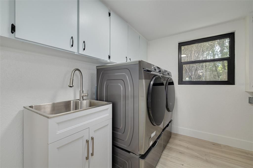 For Sale: $1,000,000 (4 beds, 2 baths, 3258 Square Feet)