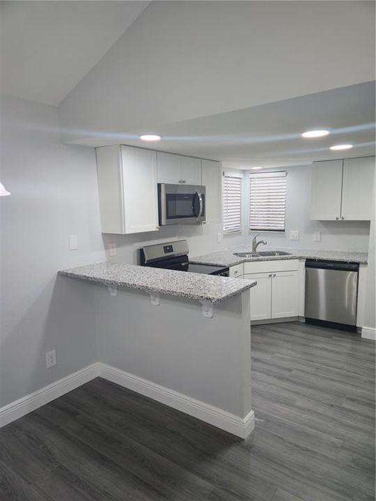 На продажу: $305,900 (2 спален, 2 ванн, 1136 Квадратных фут)