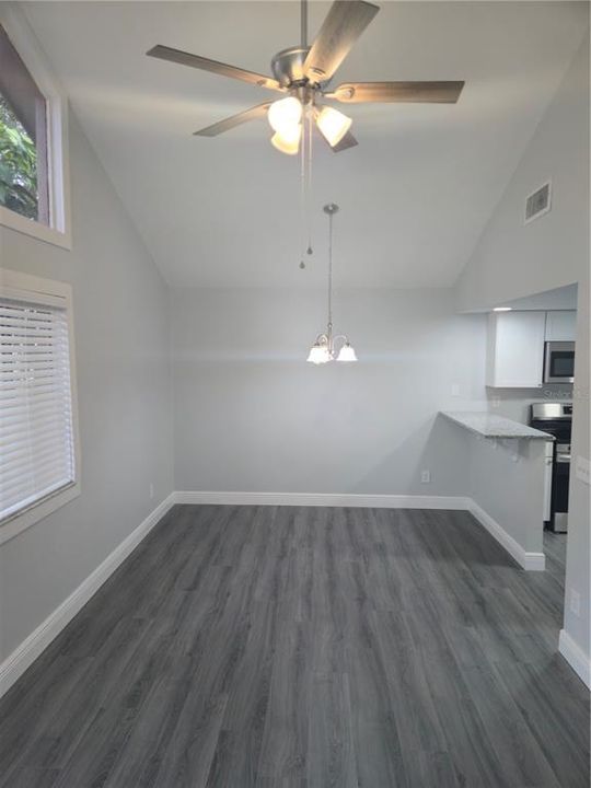 На продажу: $305,900 (2 спален, 2 ванн, 1136 Квадратных фут)