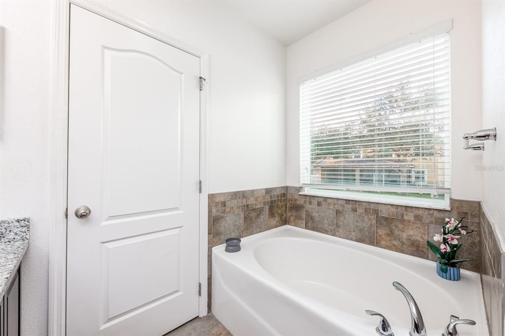 待售: $374,900 (4 贝兹, 2 浴室, 1980 平方英尺)