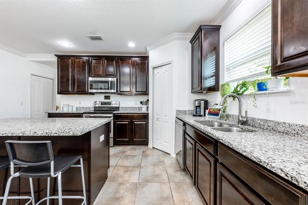 待售: $374,900 (4 贝兹, 2 浴室, 1980 平方英尺)