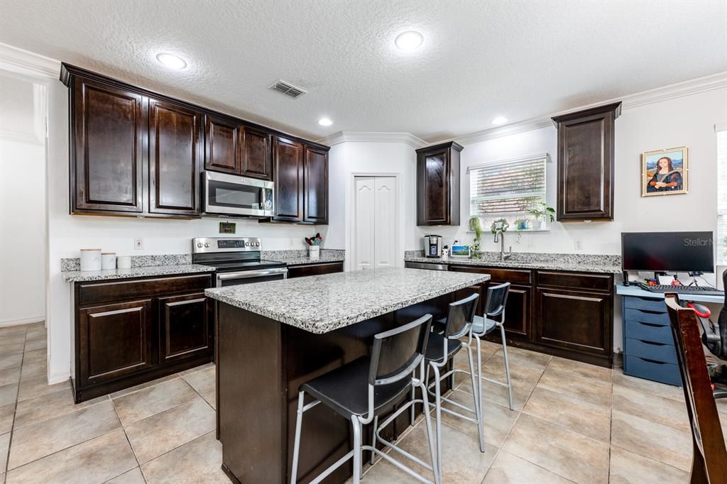 待售: $374,900 (4 贝兹, 2 浴室, 1980 平方英尺)