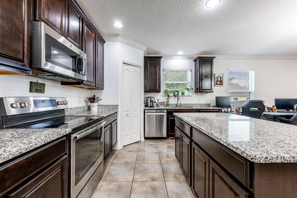 待售: $374,900 (4 贝兹, 2 浴室, 1980 平方英尺)