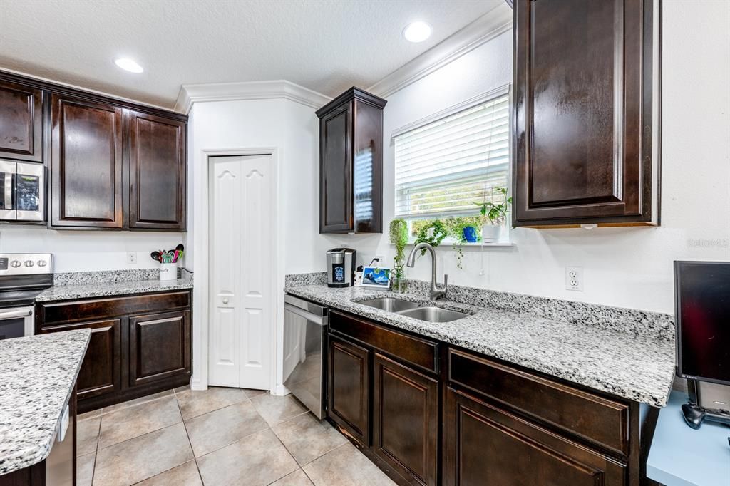 待售: $374,900 (4 贝兹, 2 浴室, 1980 平方英尺)