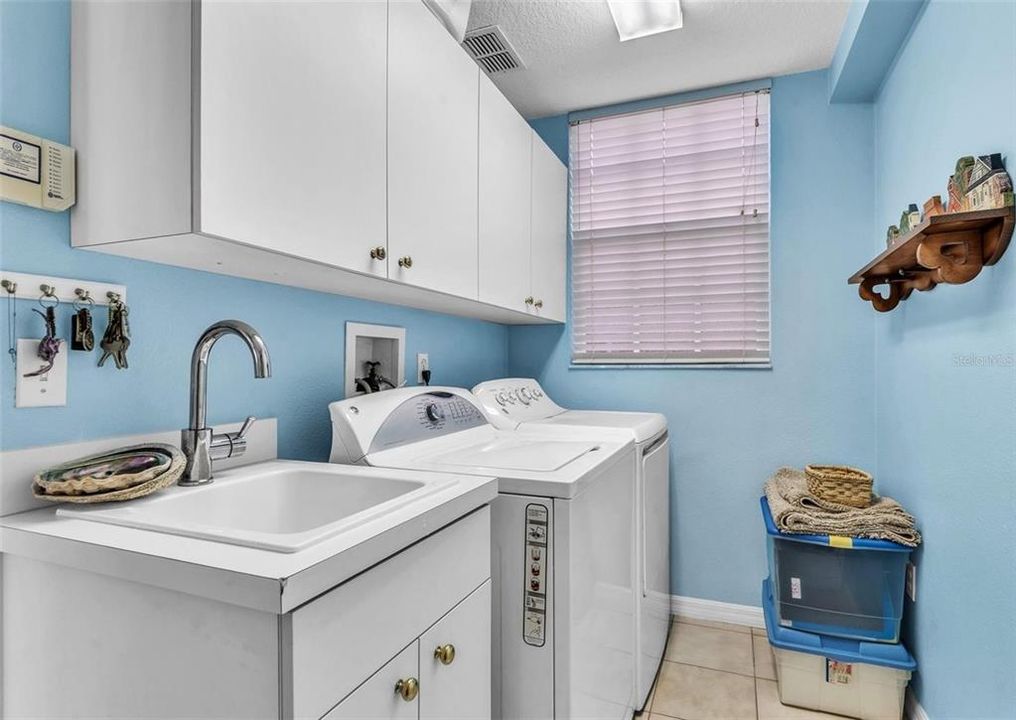 For Sale: $400,000 (2 beds, 2 baths, 1750 Square Feet)