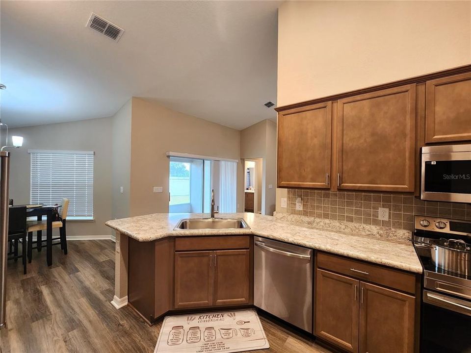 出租: $2,000 (4 贝兹, 2 浴室, 1885 平方英尺)