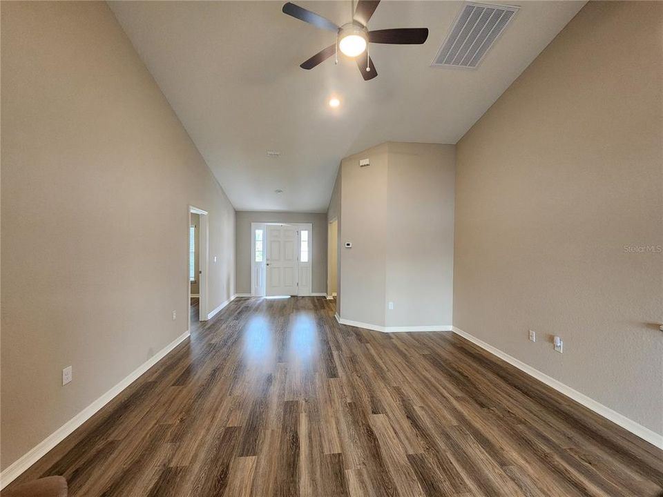 出租: $2,000 (4 贝兹, 2 浴室, 1885 平方英尺)