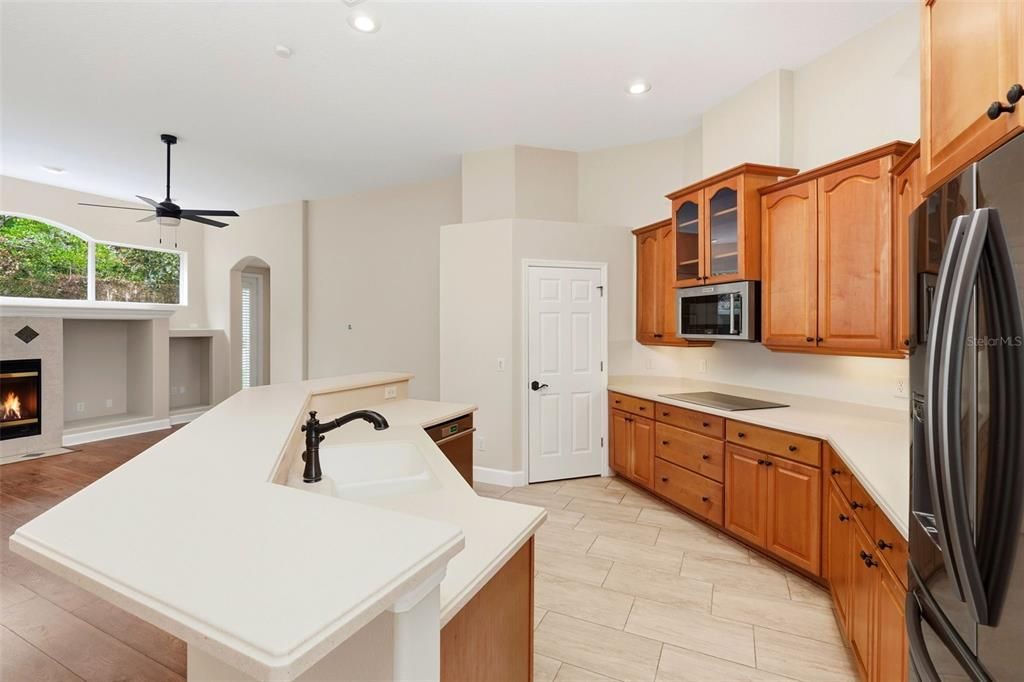 For Sale: $899,000 (5 beds, 3 baths, 3200 Square Feet)