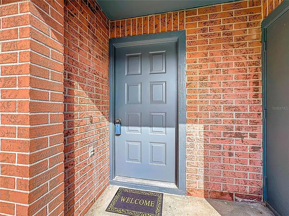 For Sale: $185,000 (1 beds, 1 baths, 709 Square Feet)