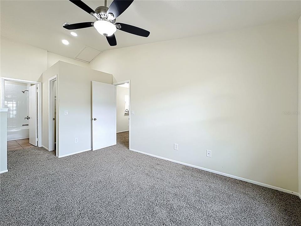 For Sale: $185,000 (1 beds, 1 baths, 709 Square Feet)