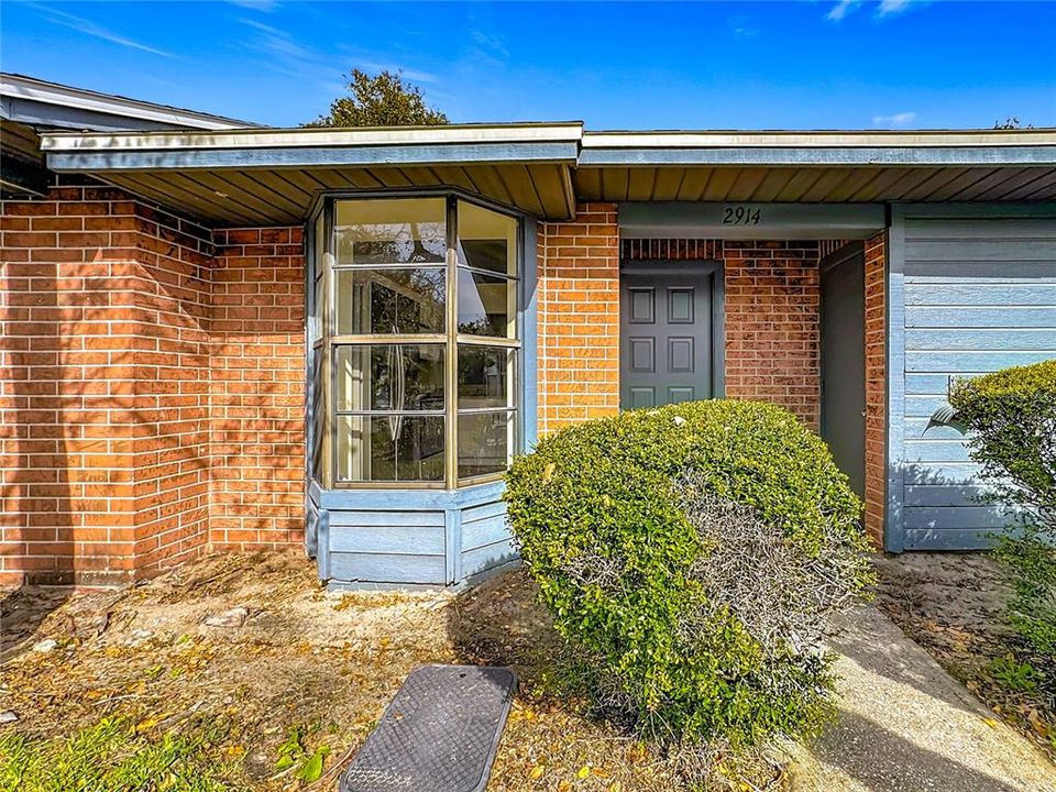 For Sale: $185,000 (1 beds, 1 baths, 709 Square Feet)