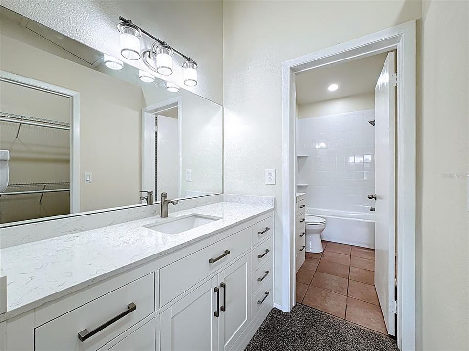 For Sale: $185,000 (1 beds, 1 baths, 709 Square Feet)