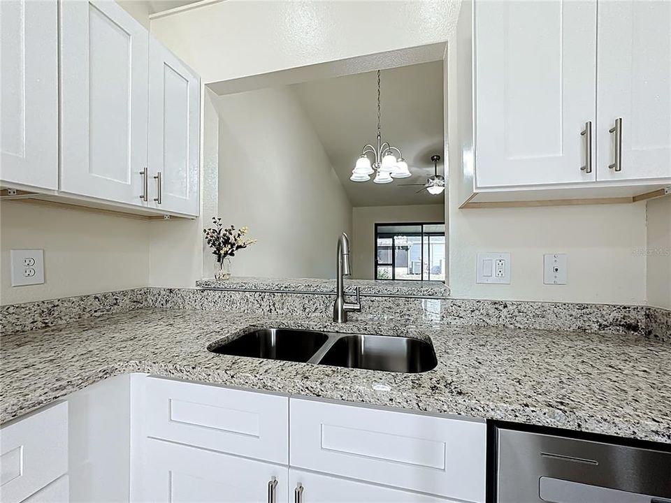 For Sale: $185,000 (1 beds, 1 baths, 709 Square Feet)