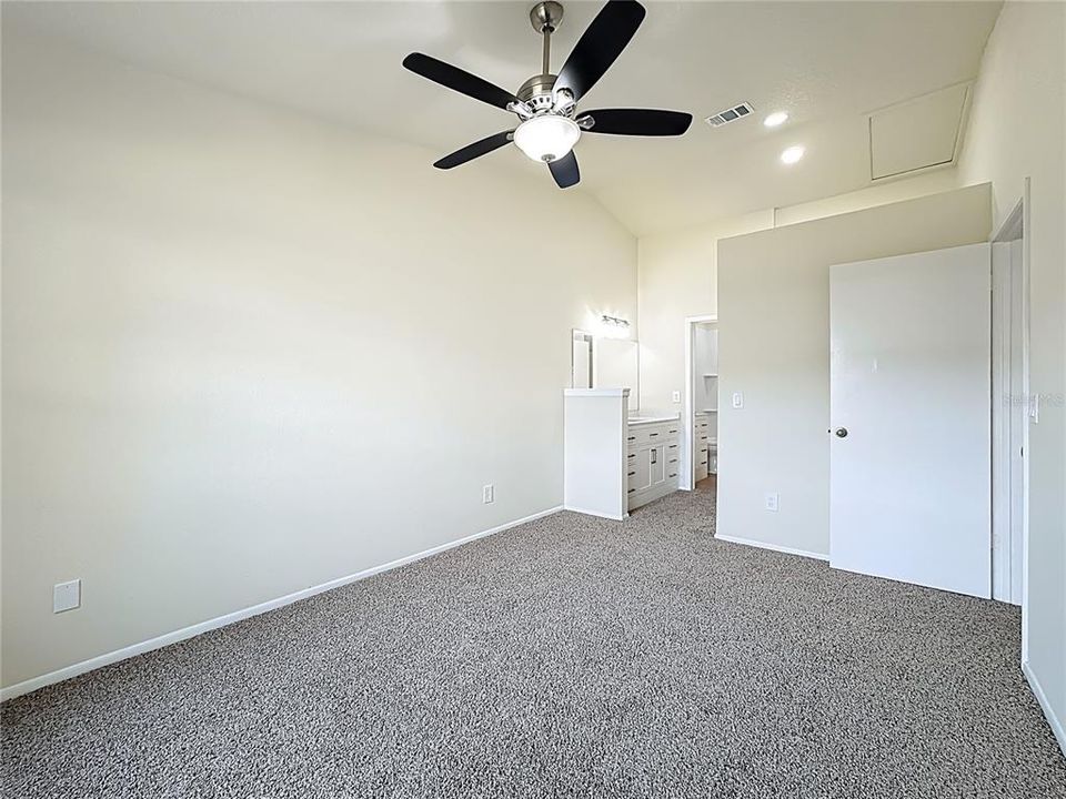 For Sale: $185,000 (1 beds, 1 baths, 709 Square Feet)