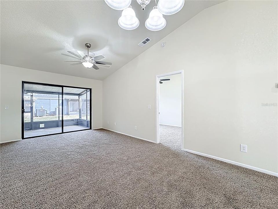 For Sale: $185,000 (1 beds, 1 baths, 709 Square Feet)