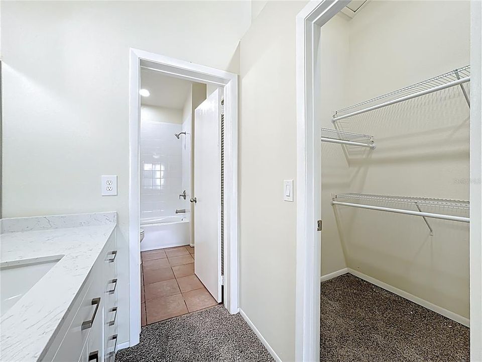 For Sale: $185,000 (1 beds, 1 baths, 709 Square Feet)