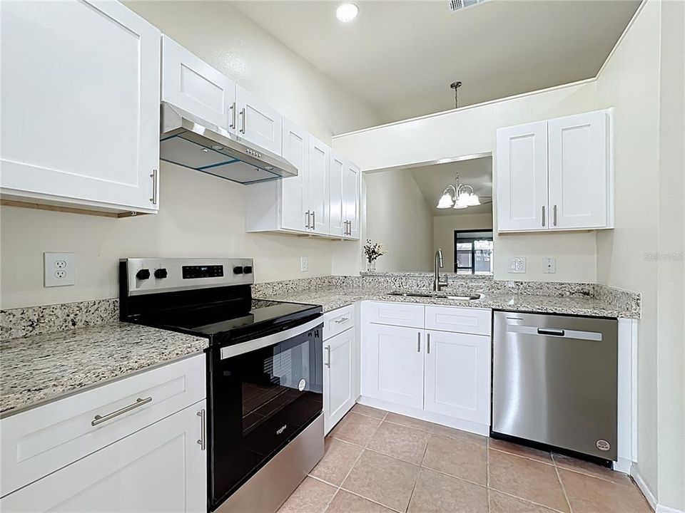 For Sale: $185,000 (1 beds, 1 baths, 709 Square Feet)