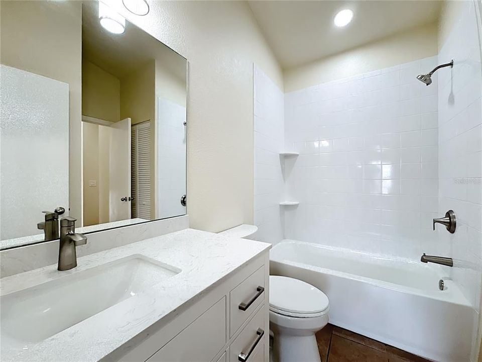 For Sale: $185,000 (1 beds, 1 baths, 709 Square Feet)