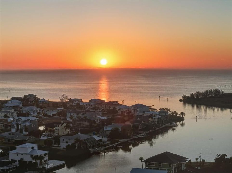 For Sale: $550,000 (3 beds, 2 baths, 1425 Square Feet)