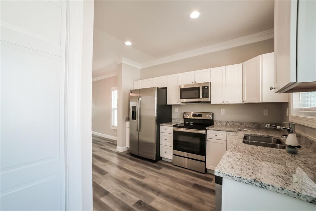 出租: $1,980 (2 贝兹, 1 浴室, 938 平方英尺)